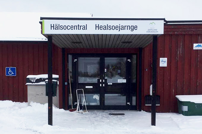 Entrén till Föllinge hälsocentral som numer är skyltad både på svenska och sydsamiska.