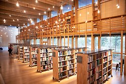 Ett bibliotek med flera bokhyllor.