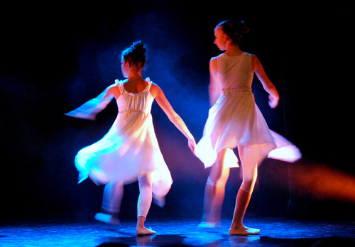 Två personer som dansar balett på en scen.