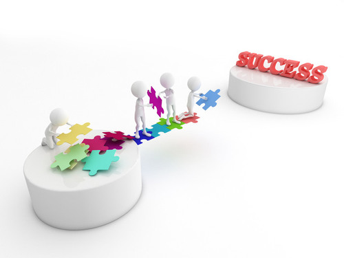 3D-illustration av personer som bygger en bro av pusselbitar och ordet success.