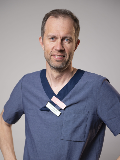 Porträttbild på chefläkare Mattias Skielta. 