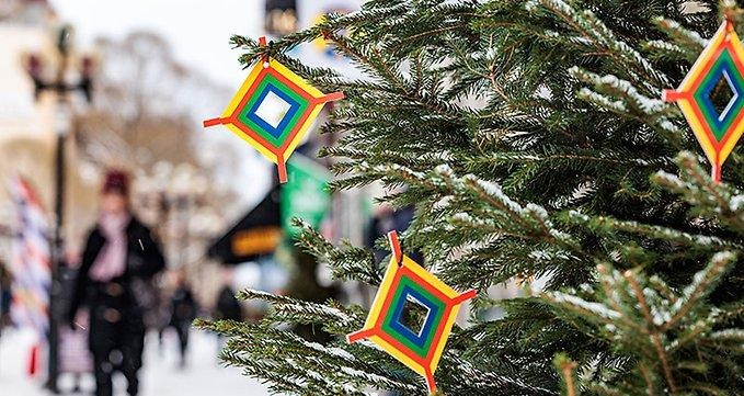 Julgranar utsmyckade med samiskt tema i centrala Östersund.