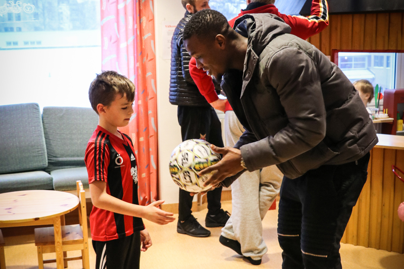 Det delades ut fotbollar...