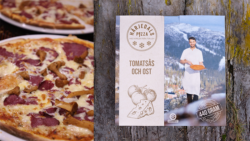 Närbild på en kantarellpizza och på en pizzakartong för Härjedalspizza, med smak av ost och tomatsås.