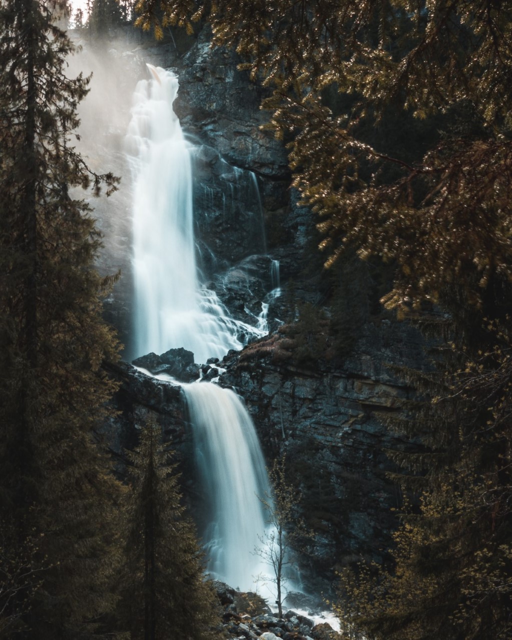 Fettjeåfallet. Vattenfall med växtlighet på sidan.