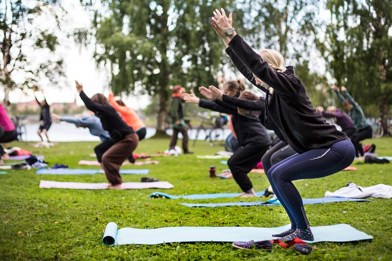 En grupp personer som har gymnastik tillsammans i Badhusparken, Östersund.