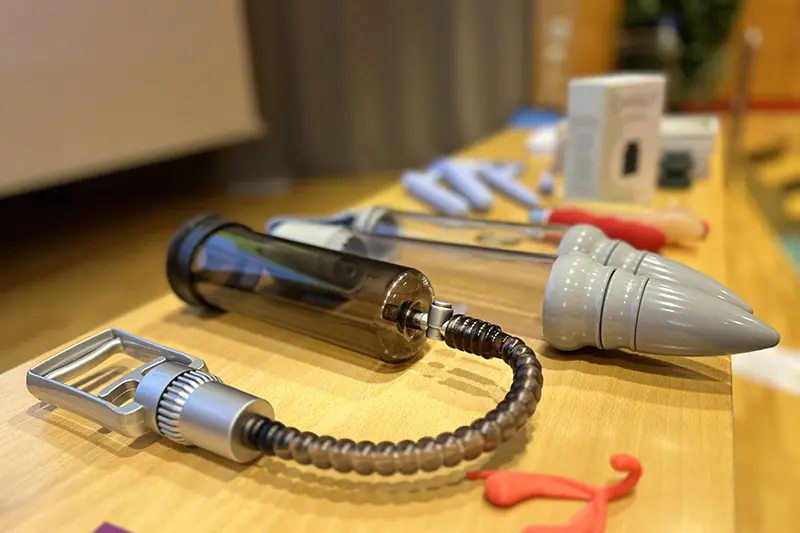 Axplock av sexuella hjälpmedel på ett bord.