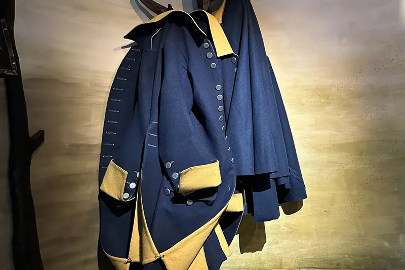 Karolineruniformer upphängda på en träkrok.