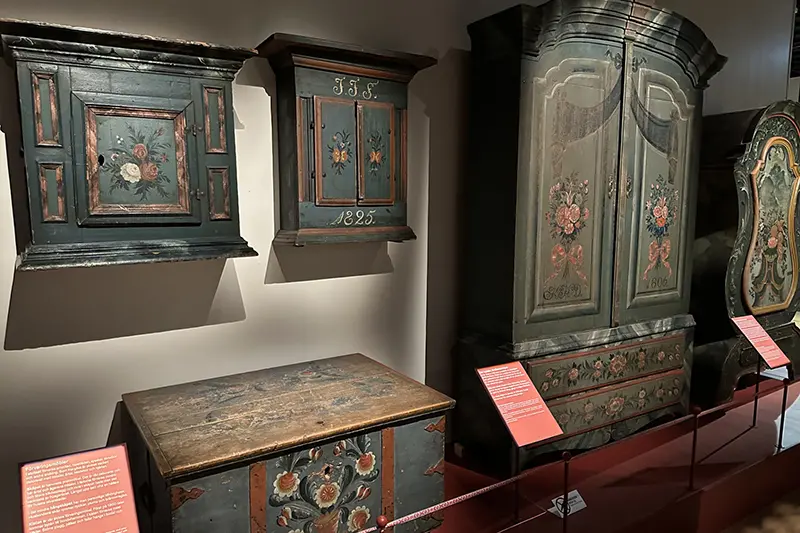 Jämtlandsskåp på rad.