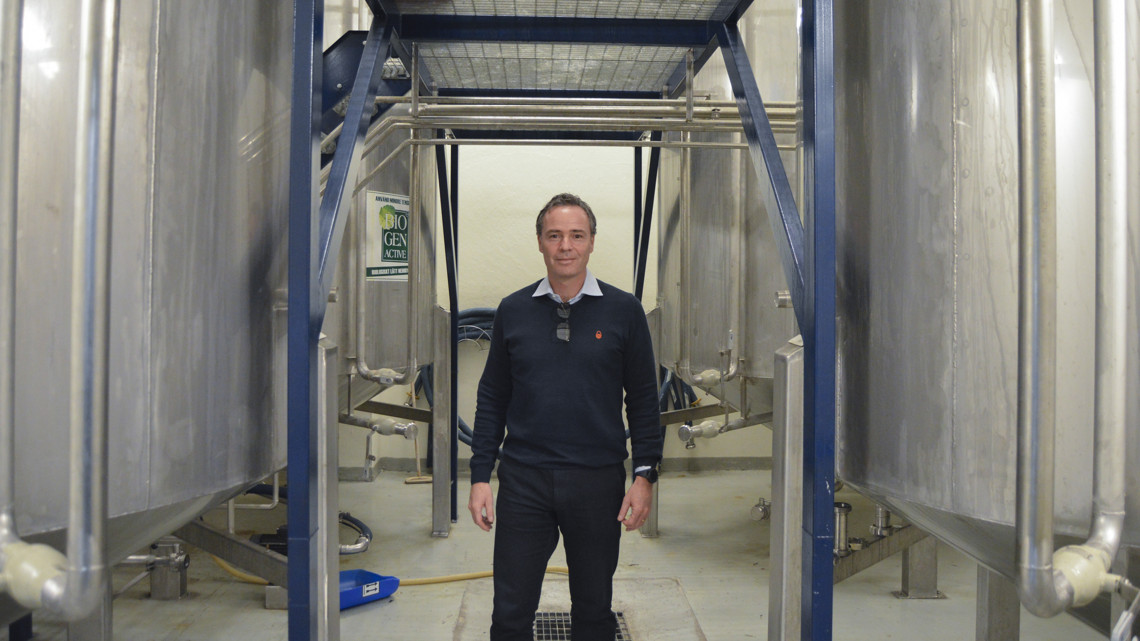 Porträttbild på företagaren Anders Åkerström i industrimiljö där hans rengöringsprodukter tillverkas.