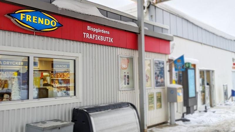 Entrén till Bispgårdens trafikbutik, utanför bensinstationen.