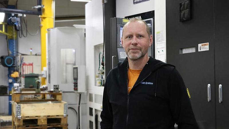 Porträtt på företagaren Björn Israelsson i industrimiljö.