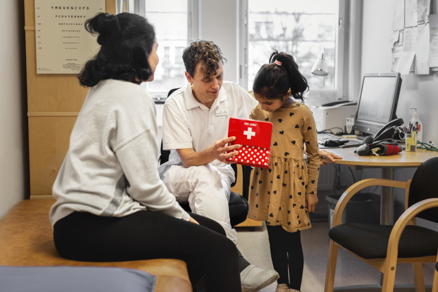 Läkare och patienter i ett undersökningsrum