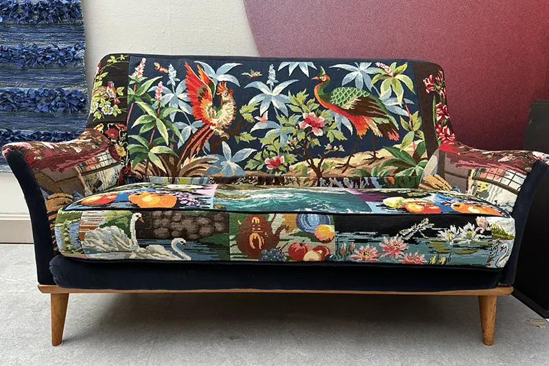 En soffa med broderad klädsel