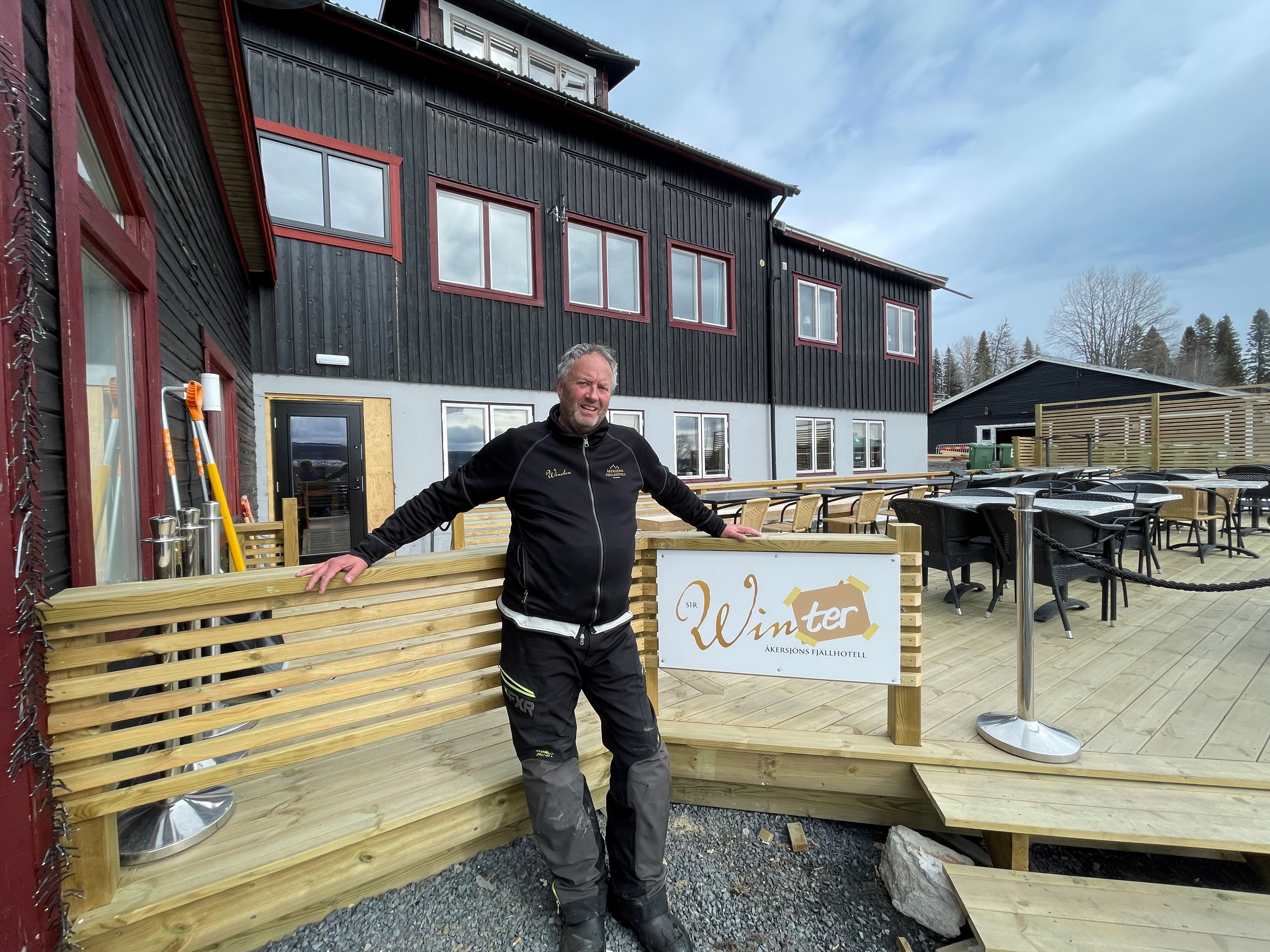 Företagaren Per-Åke Wahlund utanför träterassen till Åkersjöns fjällhotell.