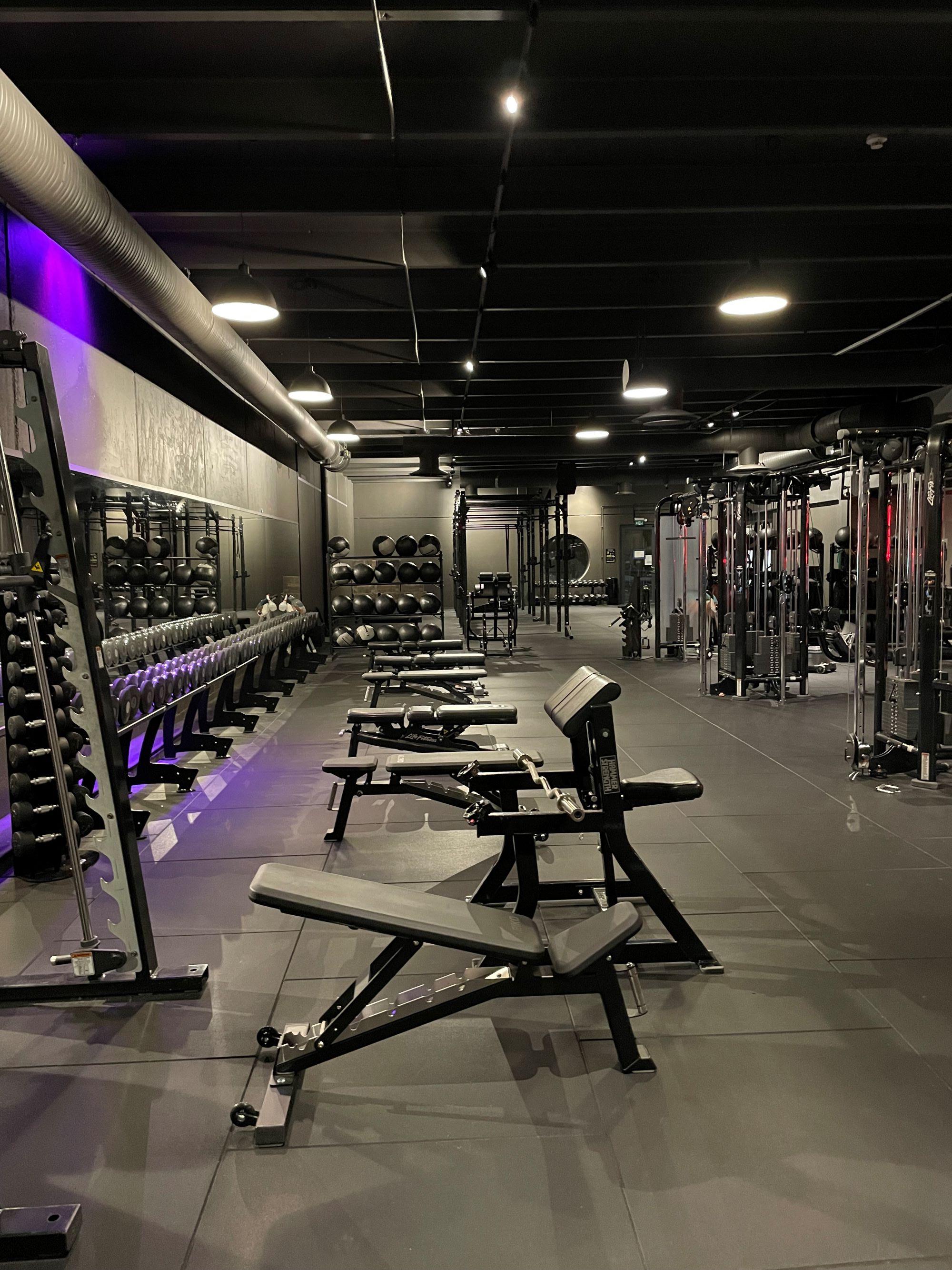 Gymdel med träningsbänkar.