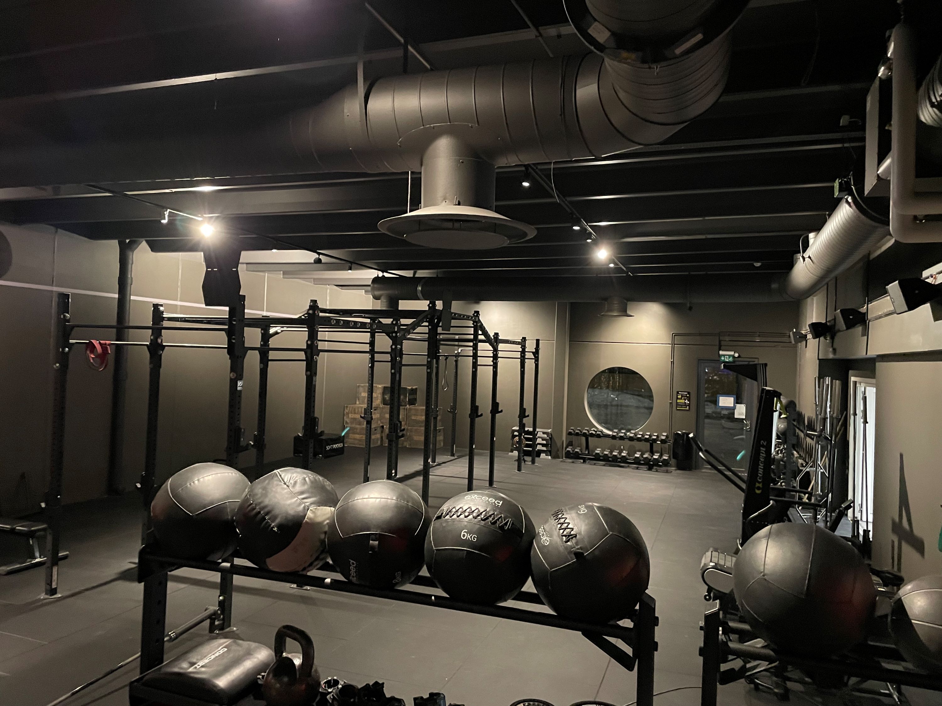 Del av gymmet med fria vikter i form av bollar i olika vikter.