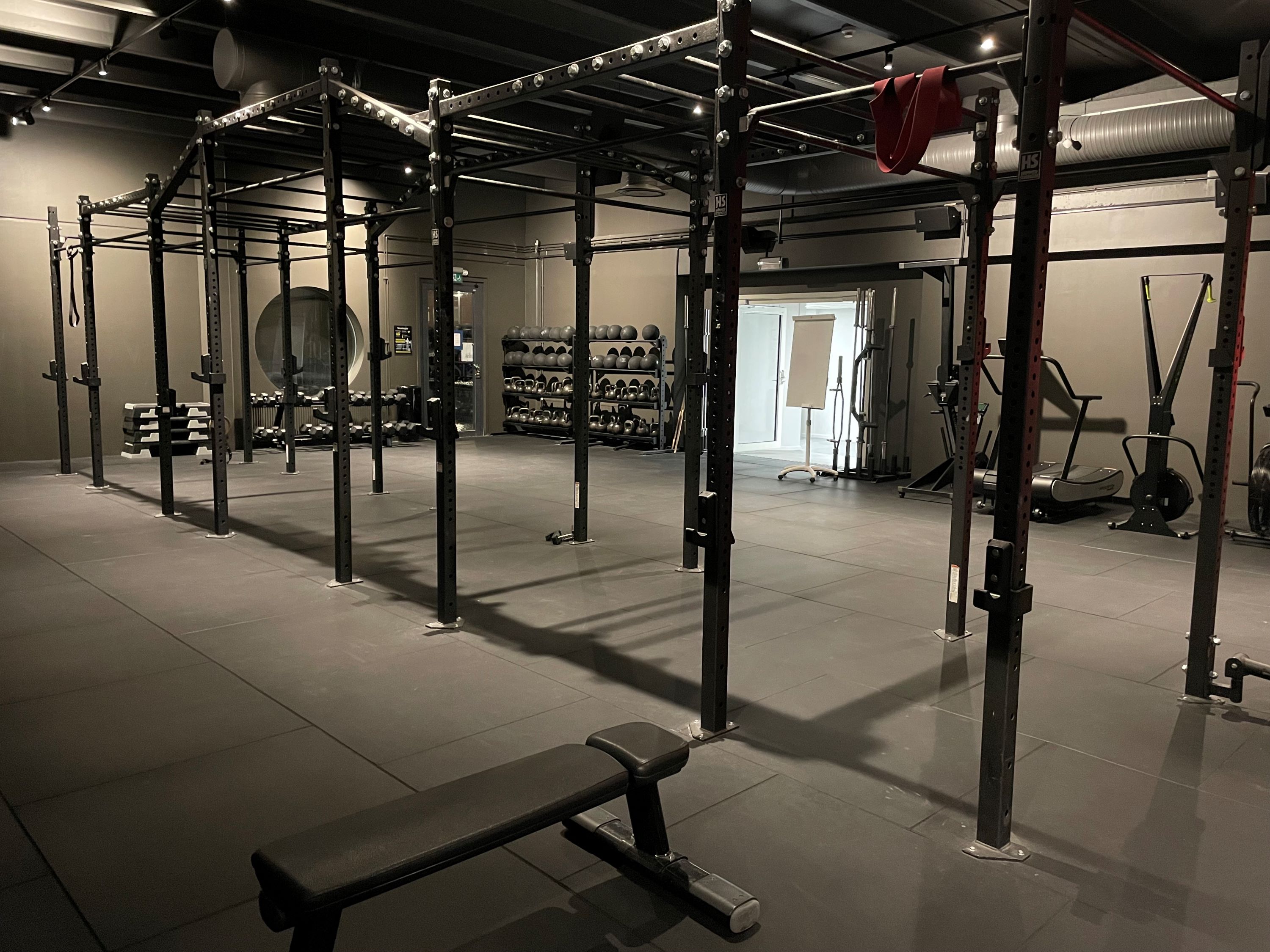Gymdel med ställningar att till exempel gå armgång i.