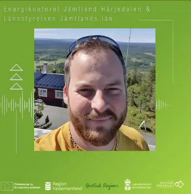 Ung man vid en eldriven terrängrullstol