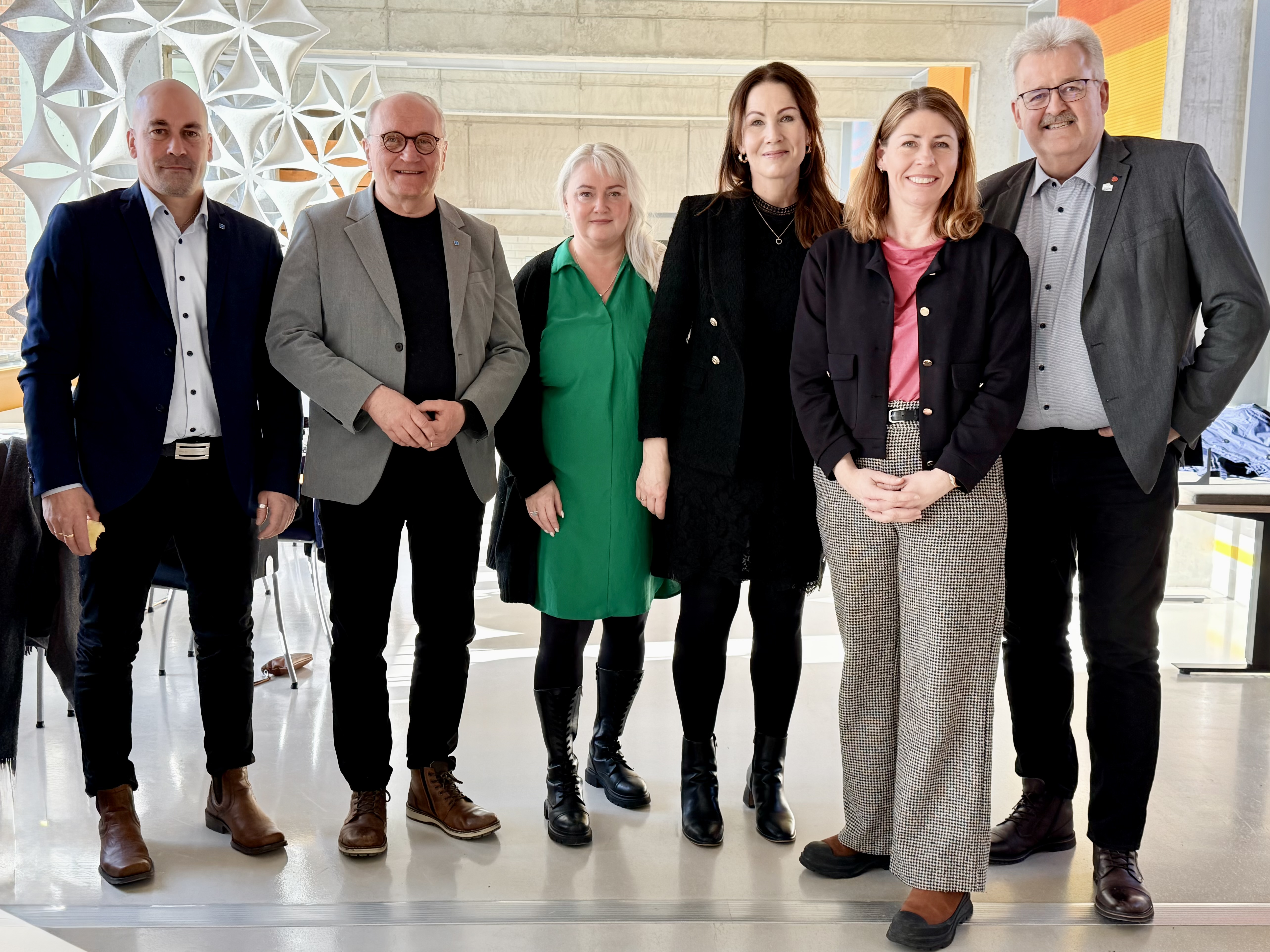 En gruppbild på tre män och tre kvinnor.