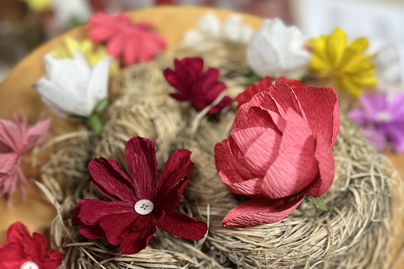 Färgglada pappersblommor i närbild