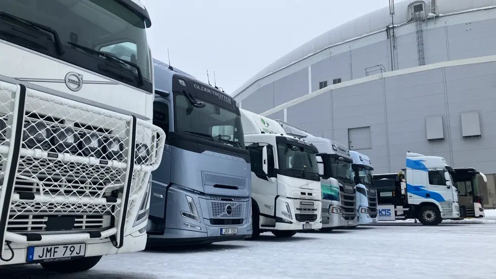 Fronterna på flera lastbilar som står uppställda bredvid varandra.