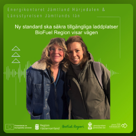 Två kvinnor i övre medelåldern tittar in i kameran