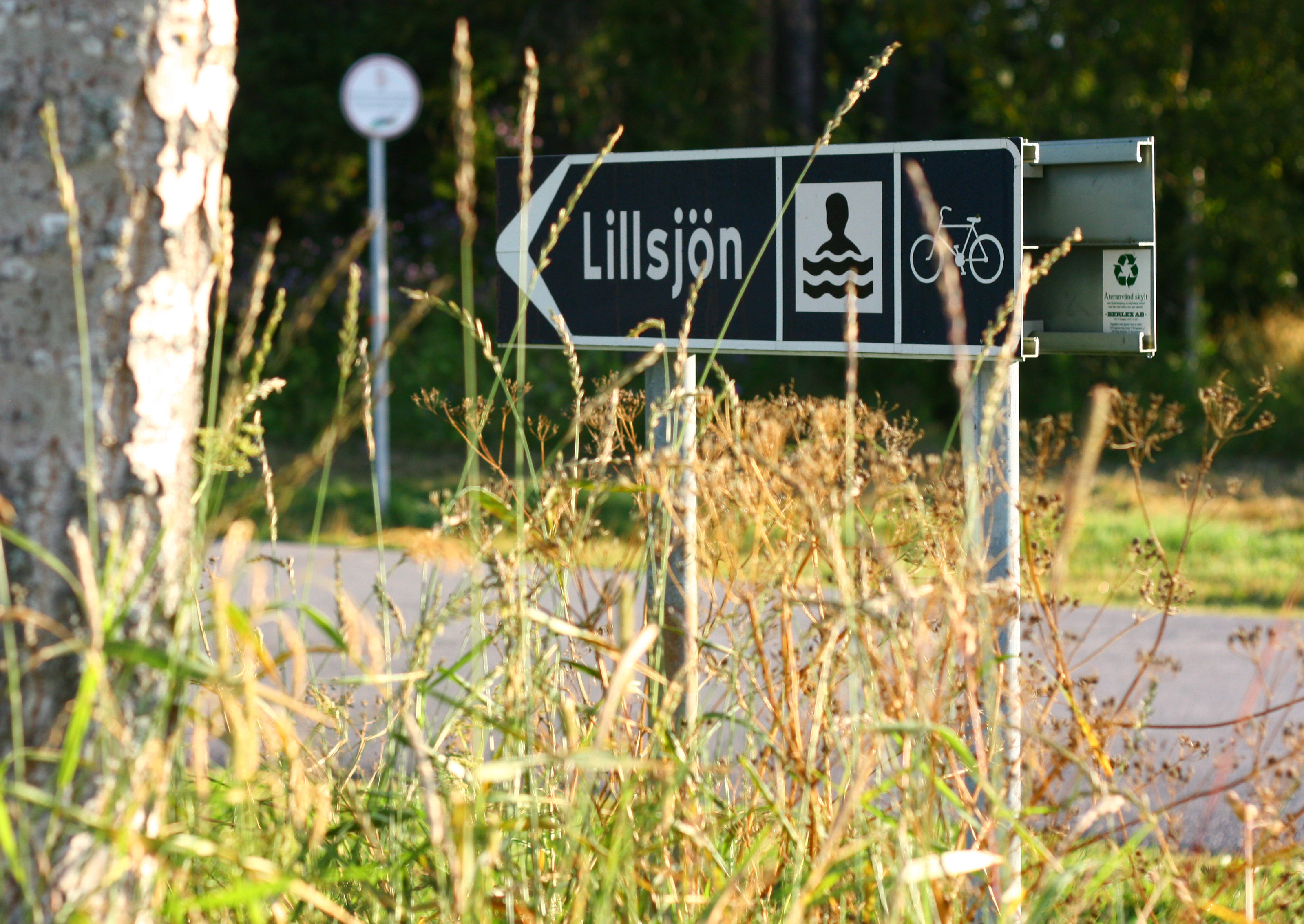 Bild på en vägskylt. Står Lillsjön på skylten.