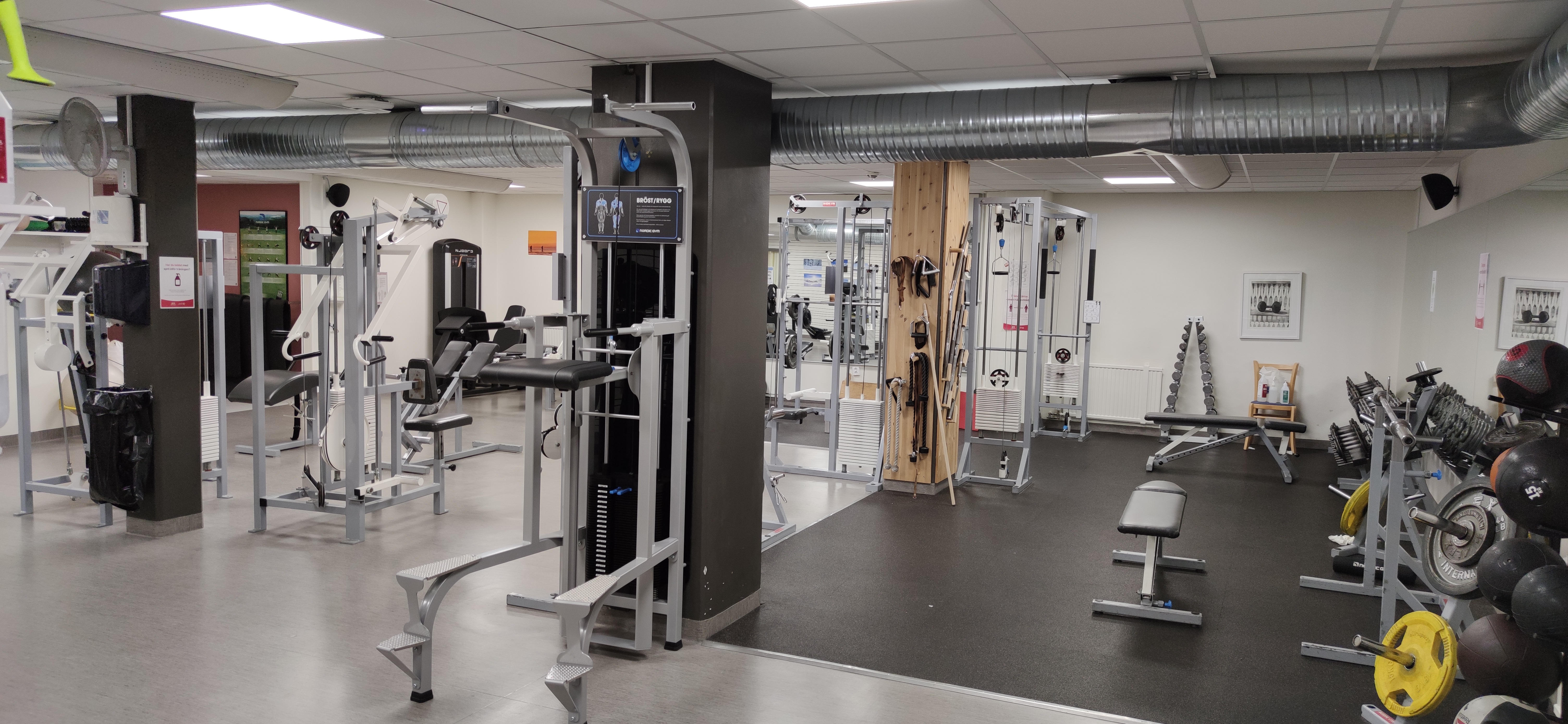 Träningsanläggning med träningsmaskiner 