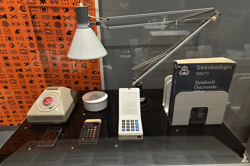 Högtalartelefon, skrivbordslampa och ställ till telefonkatalogen