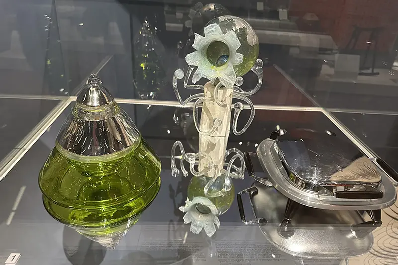 Glasföremål med tema rymden