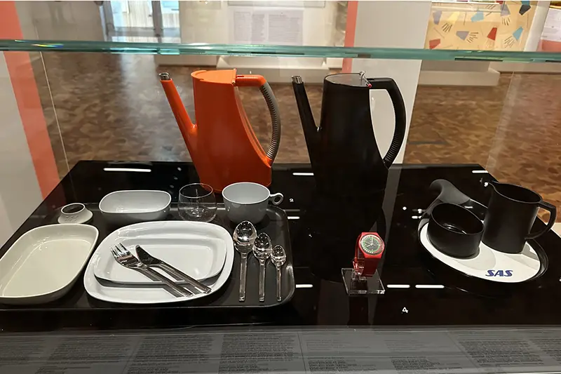 Servis i plast i orange och svart designad till flygbolaget SAS