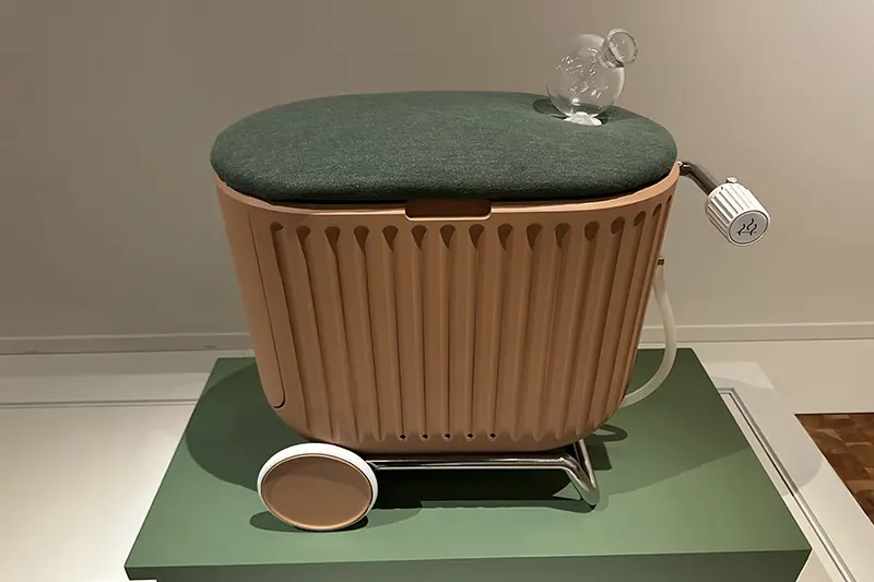 En pall för inomhusbruk designad som en kompost