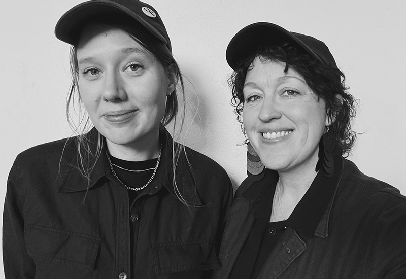 Porträttbild i svartvitt på Sara Norling och Maya Westlund