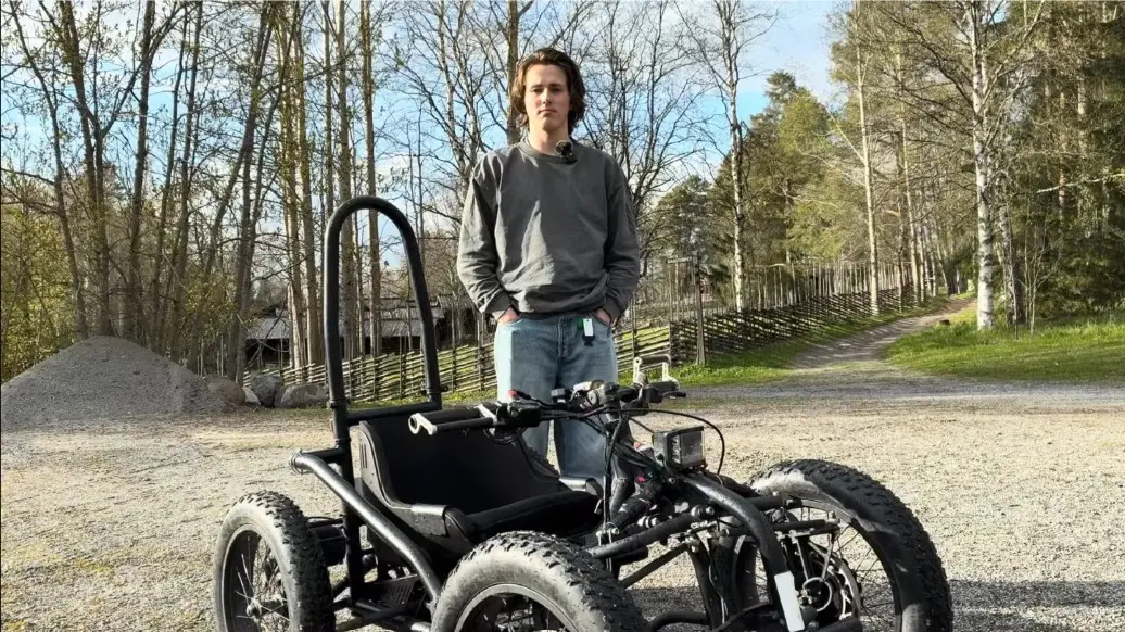 Ung man vid en eldriven terrängrullstol