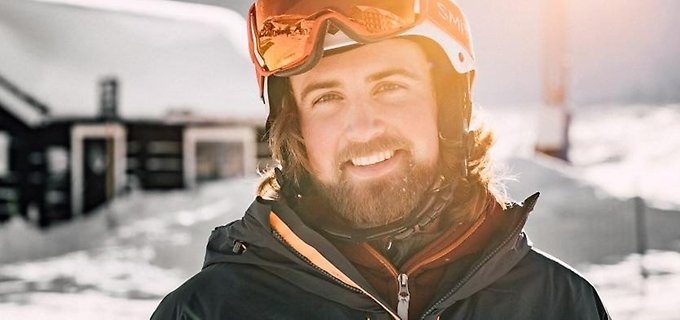 Porträttbild på Tänndalens vd Rasmus Bent i skidhjälm och skidglasögon.