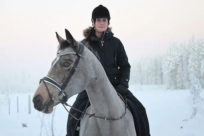 Person på hästrygg i vintertid