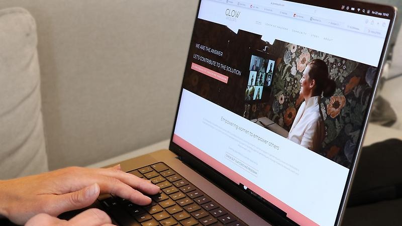 Närbild på en bärbar dator med hemsidan för företaget Glow 4 Equality och bild på grundaren Sara Carlemår i digitalt möte med kursdeltagare.