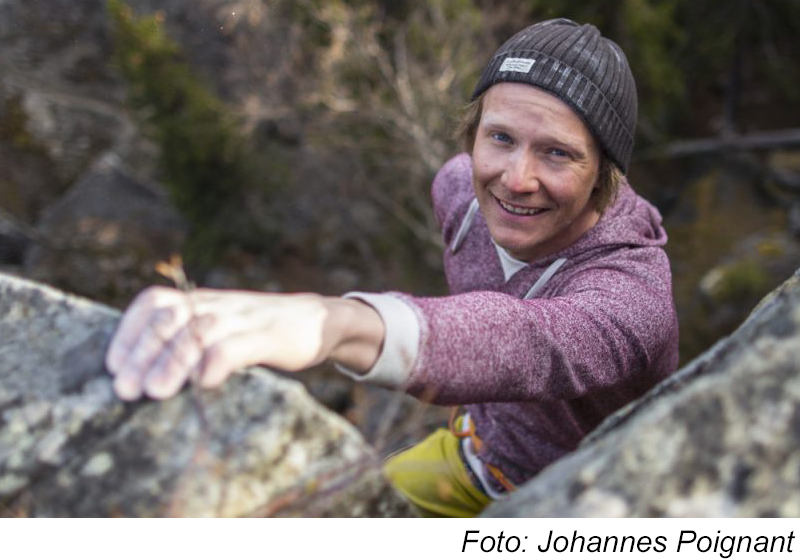 Man som tittar upp mot kameran när han klättrar på en sten Foto: Johannes Poignant