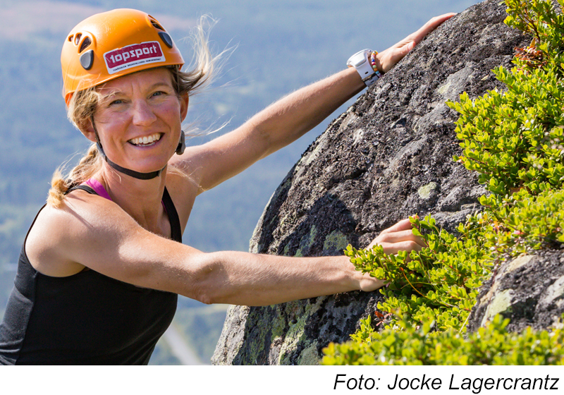 Kvinna som klättrar på en klippa. Foto: Jocke Lagercrantz