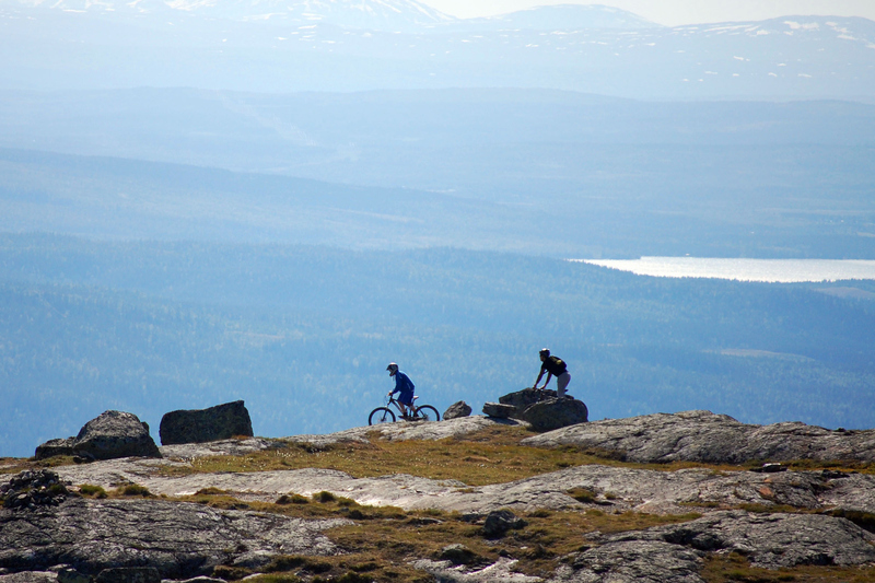 Två personer som cyklar på Åreskutan.