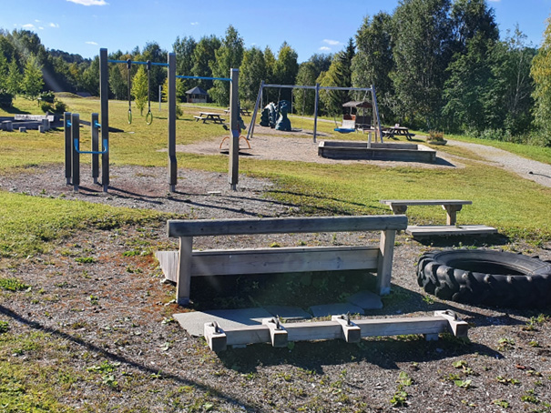 Öppet område med ett utegym.