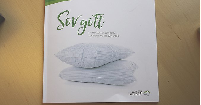 En bok ligger på ett skrivbord