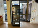 Smart kylskåp med glasdörrar står i sjukhusets entréhall