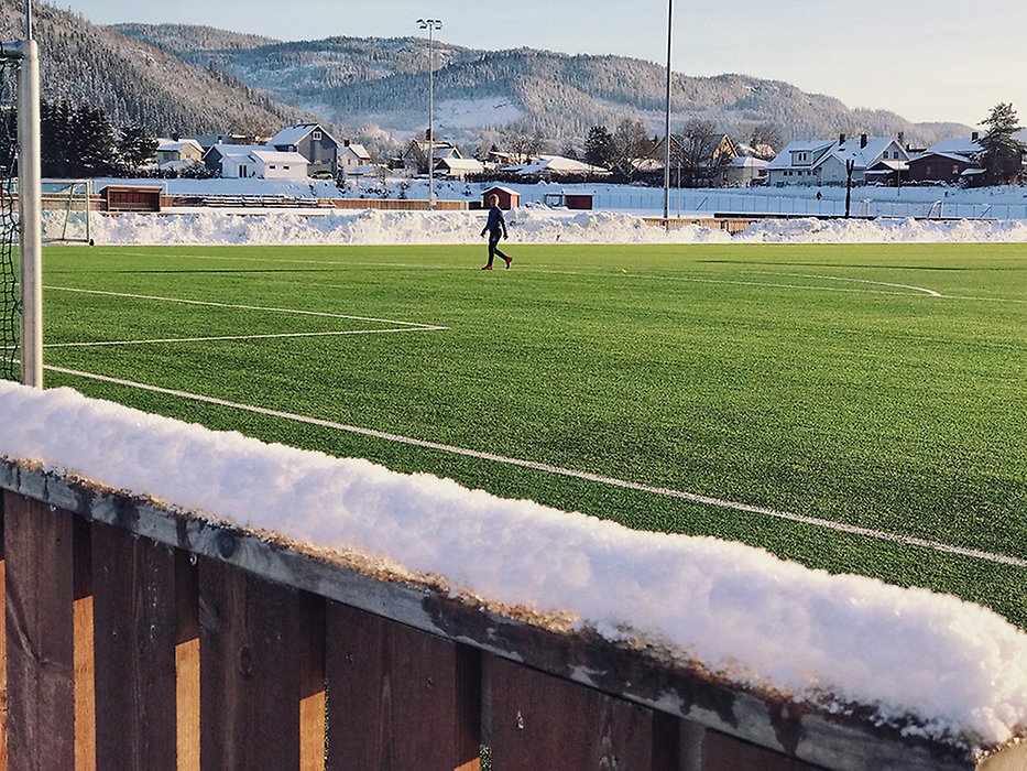 Avtinad fotbollsplan i snölandskap