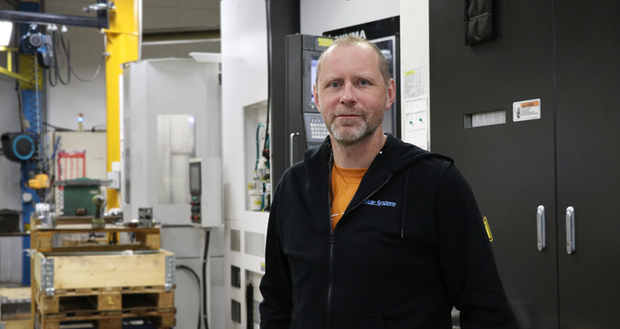Porträttbild på företagaren Björn Israelsson i industrimiljö.