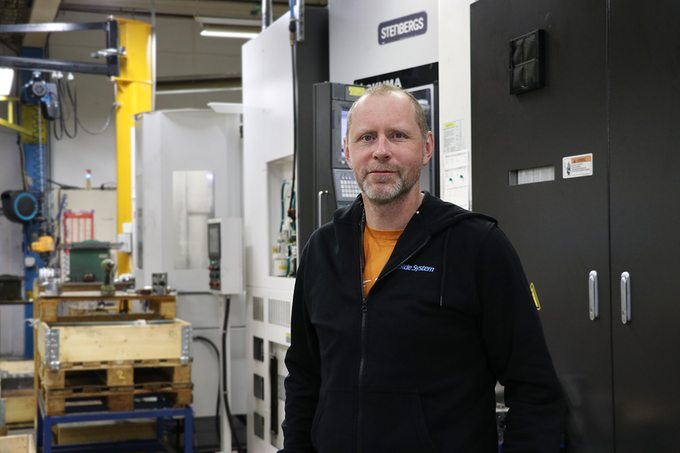 Porträttbild på företagsledaren Björn Israelsson i industrimiljö.