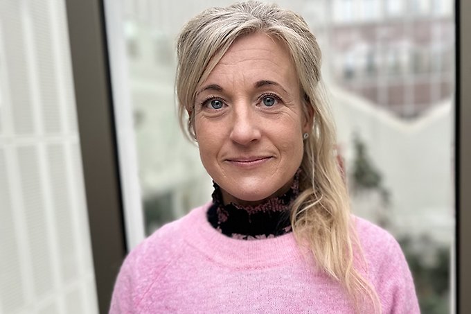 Person i rosa tröja