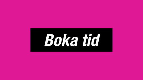 En rosa bakgrund. På en svart platta mitt i bilden står det "Boka tid".