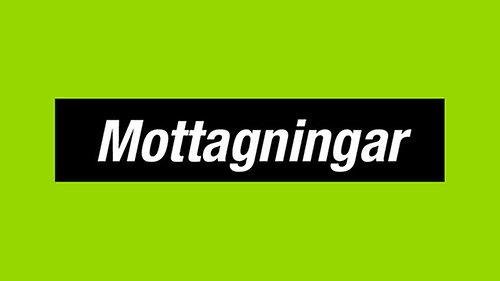 En grön bakgrund. På en svart platts mitt i bilden står det "Mottagningar".